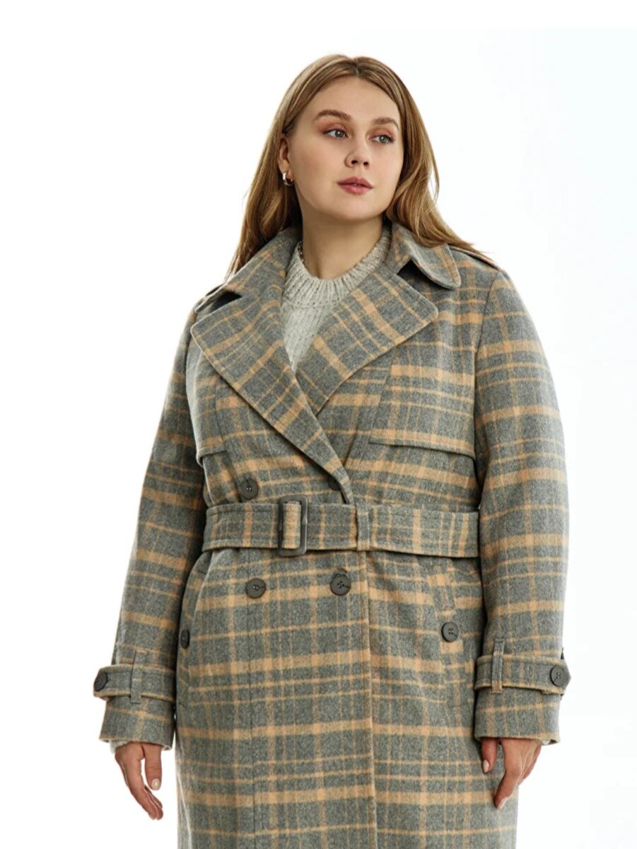 Двубортное прямое пальто с декоративными элементами в области плеч отлично подойдёт груше и утяжелит перевернутый треугольник