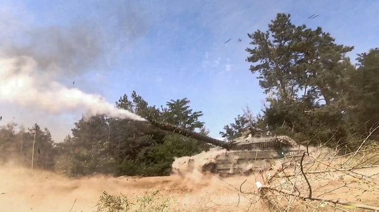    ТАСС Автор: Александр Река Боевая работа экипажа танка Т-90М на Красно-Лиманском направлении в зоне проведения специальной военной операции. Снимок с видео. Максимально возможное качество.