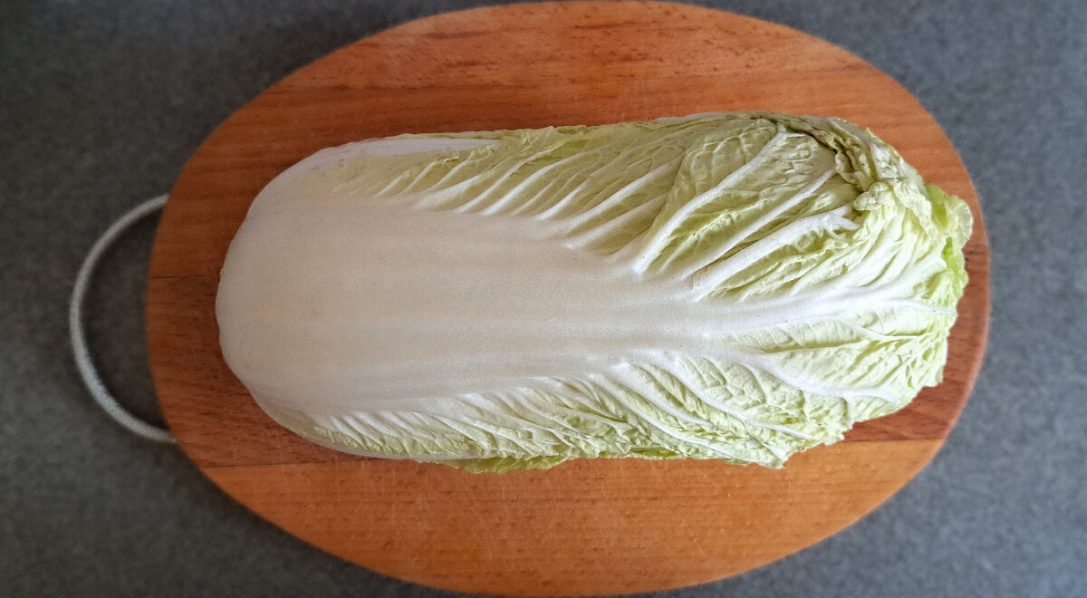 Верхние листики можно снять, но не переусердствуйте, а то от кочна ничего не останется :)