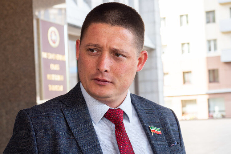    Рустем Хасанов якобы поднял с земли «закладку», в которой было около 1 г наркотика. Депутата тут же задержали