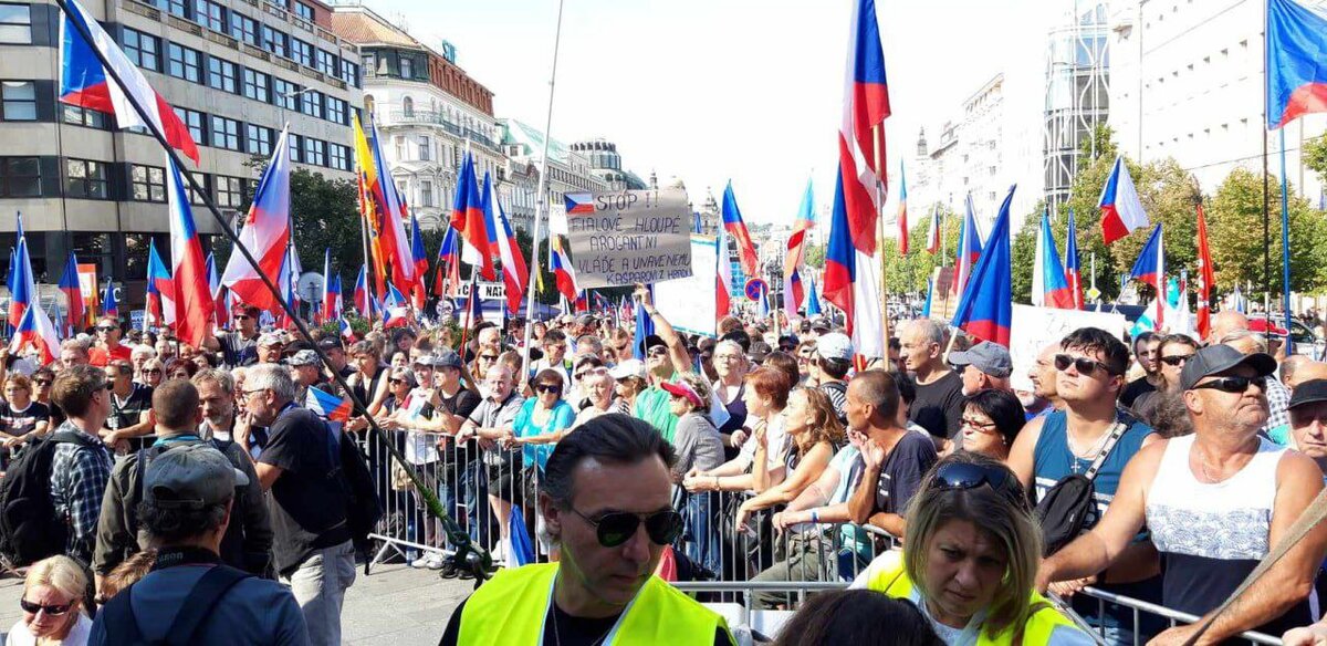 Группа против правительства. Слоган Чехии.