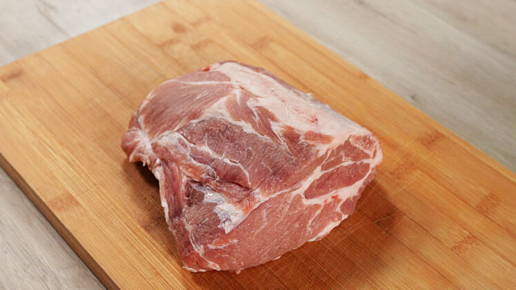Буженину из свиной шеи готовят многие. Но попробуйте сделать из этого замечательного мяса рулет. Начинку выбирайте по вкусу. У меня сегодня она состоит из шампиньонов, лука.-1-2