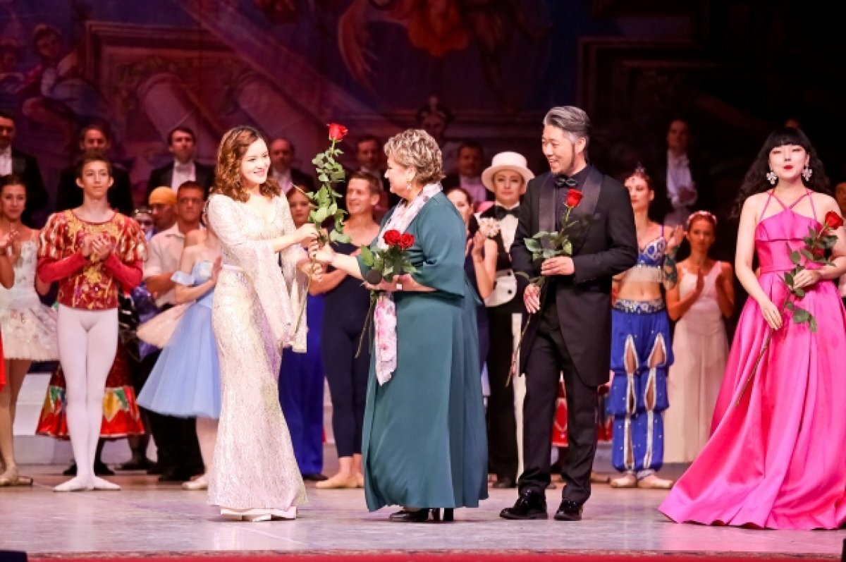    Цветы - солистам.