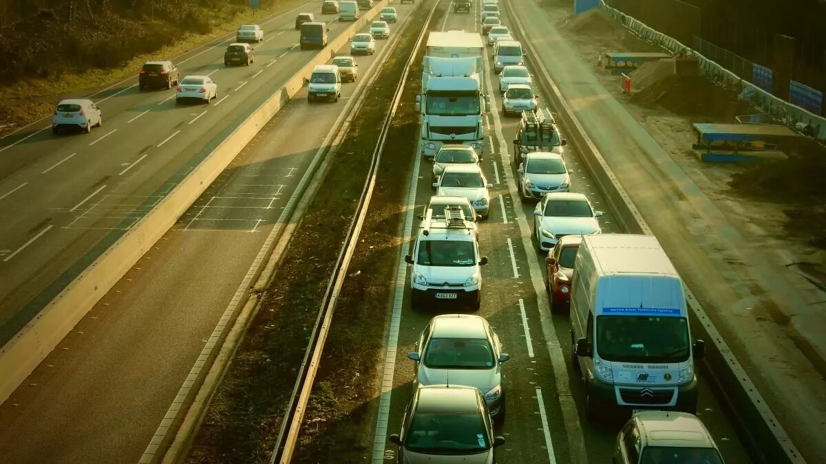     Дорожная авария и концерт блогера спровоцировали затор в районе «Меги» в Ростовской области, сообщают «Яндекс. Карты».