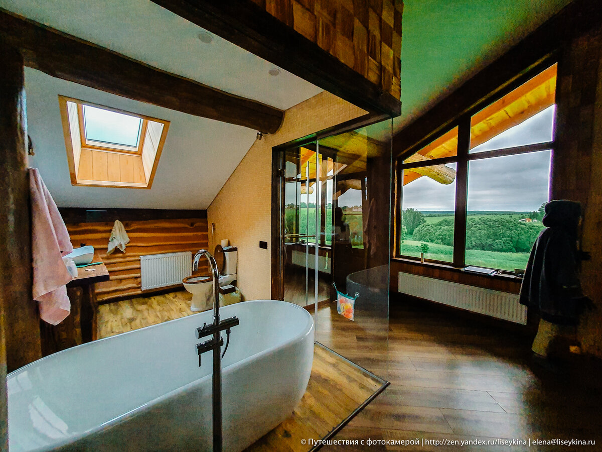 Ванна с прозрачными стенами и панорамные окна: присматриваю загородный дом, наткнулась на очень необычный вариант