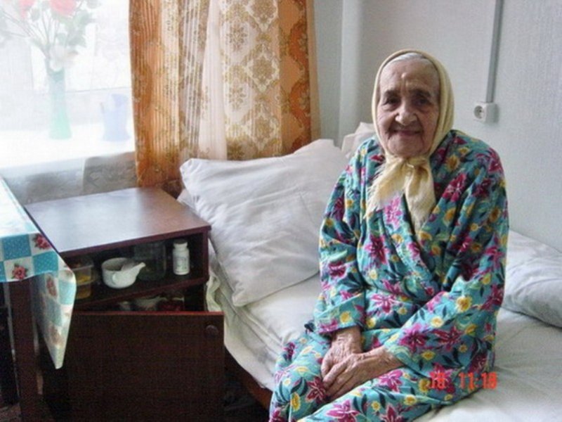 Маму в дом престарелых. Одиночество пожилых людей. Одинокие пожилые люди. Сиделка для пожилого человека. Маму в дом престарелых.