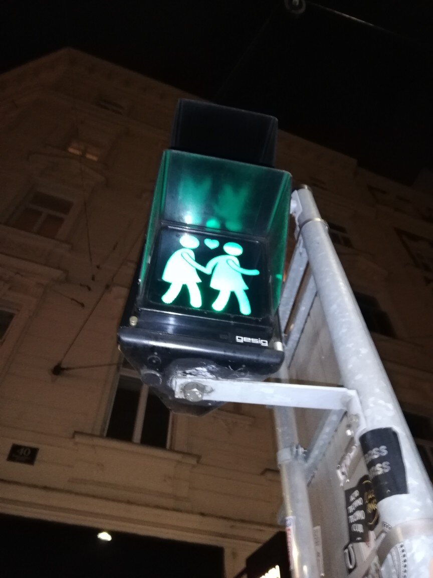 На сфетофорах показаны пешеходы с сердечком