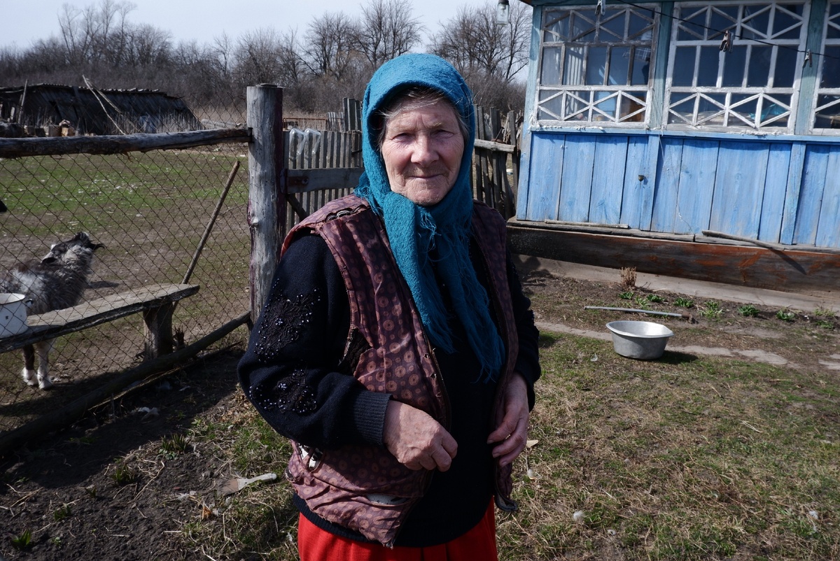 Знакомство. Представился. Снимаю из-за забора, расспрашиваю о том о сем.