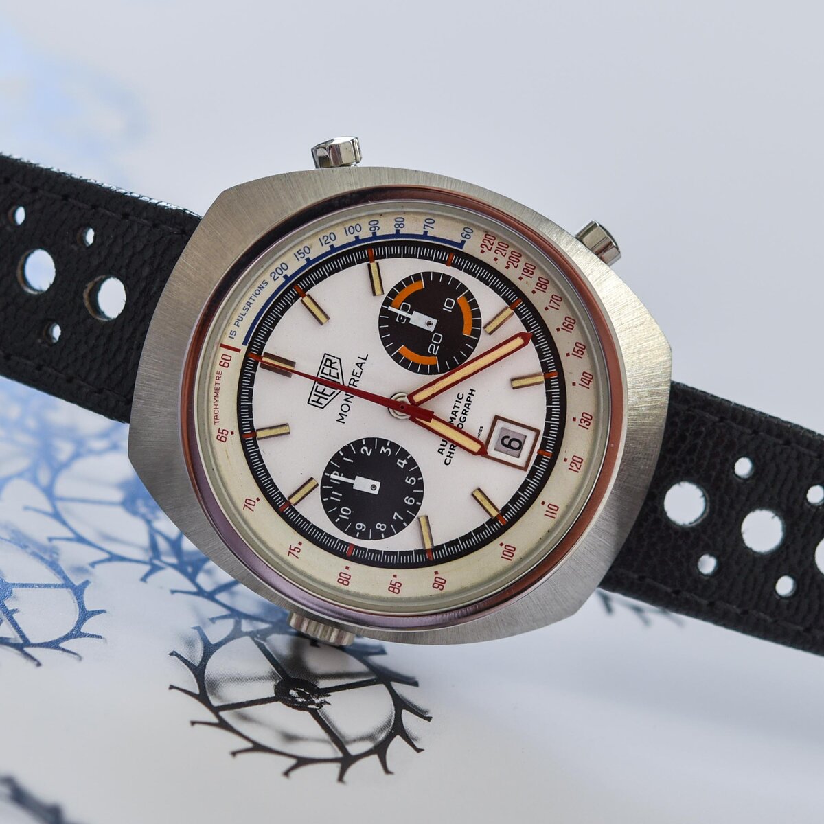 Хронограф Heuer Montreal 110503W. Фото: monochrome-watches.com 