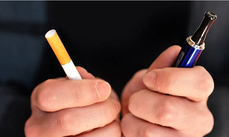 Хотя данные свидетельствуют о том, что вейпинг может быть менее вредным, чем курение, оба могут иметь опасные побочные эффекты  