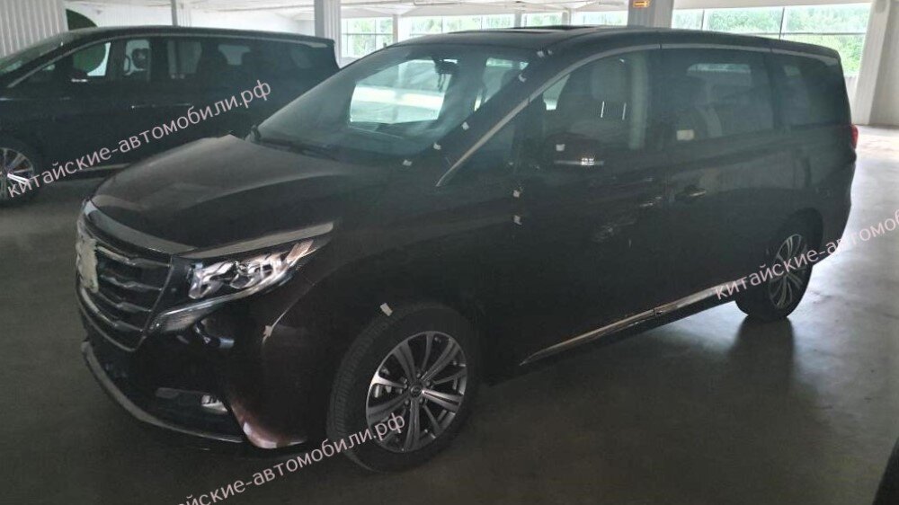 Два GAC GN8 дожидаются старта продаж модели на парковке в Москве. Фото нашего читателя. 