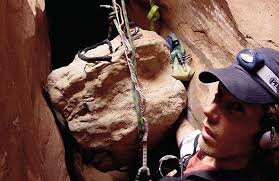 Рука Арона зажата камнем весом более 300 килограммов