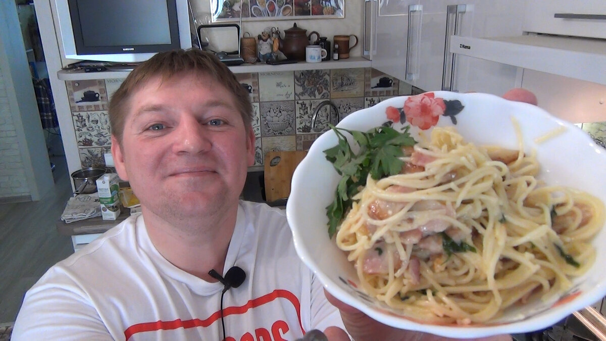 Для приготовления нам  потребуются некоторые продукты: Спагетти  250 гр (твердых сортов)
Сыр Пармезан 100 гр
Сливки 150 ммл. (20%,35%) любые.
Специи (соль,перец,) и д.р по вкусу 
Желток 3шт
Бекон Испански 300гр (можно любой другой)
Чеснок 2-3 зубчика
Петрушка свежая 
и хорошее настроение !)Приступаем!