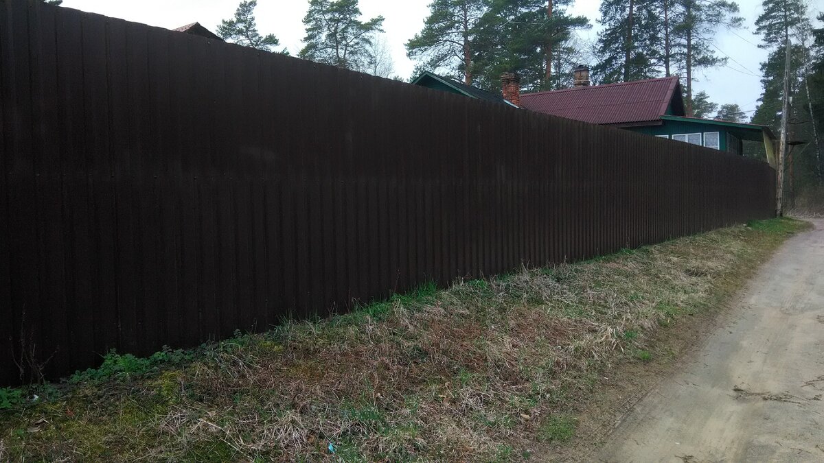 Сплошной забор полностью защитит ваш участок от посторонних глаз