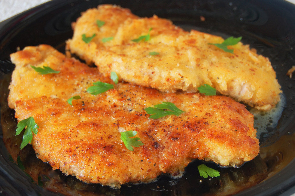 Отбивные очень сочные,нежные,ароматные и очень вкусные.Для приготовления отбивных я беру свиную котлету -грудинку.Косточку обрезаю  и разрезаю кусочек мяса на две части( они идут уже распиленные,что  очень удобно для приготовления).Когда я готовлю целиком котлету на кости(рецепт есть на моем канале),то косточку не удаляю.