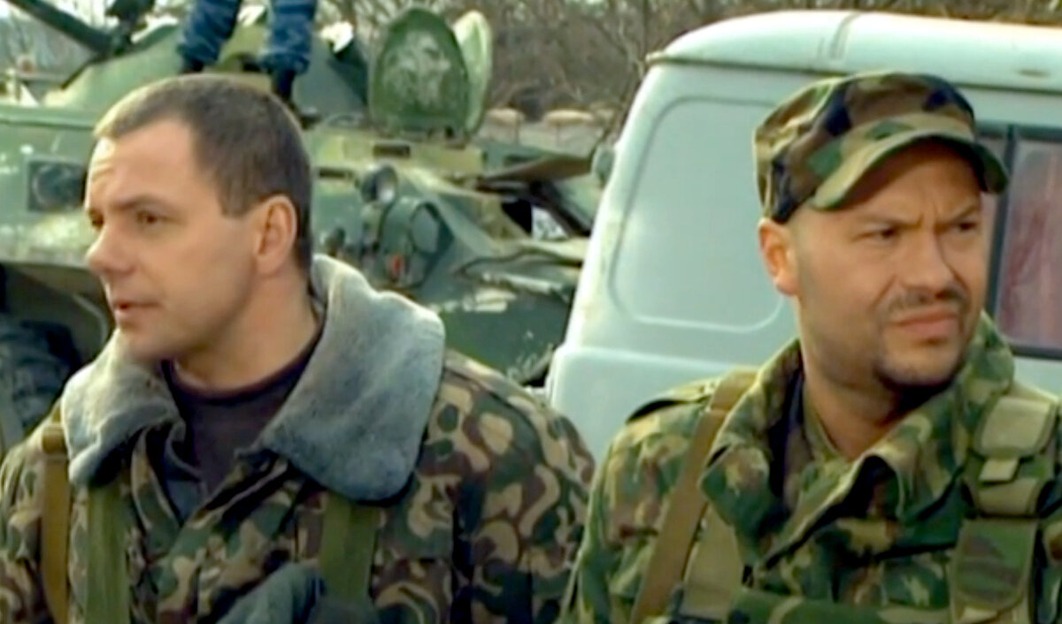 Александр Мохов в роли майора Столярова (Леший) и Федор Бондарчук в роли майора Реброва (Пасечник). Кадр из кинофильма "Мужская работа", 2000 г.,, режиссер Тигран Кеосаян, сценарист  Михаил Красовицкий, композитор Сергей Терехов. Скриншот кадра для иллюстрации 