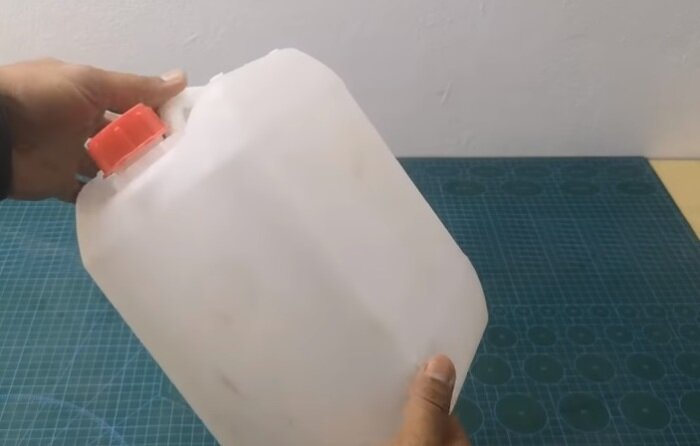  2 простые, но полезные поделки из пластиковой канистры, которые пригодятся в хозяйстве