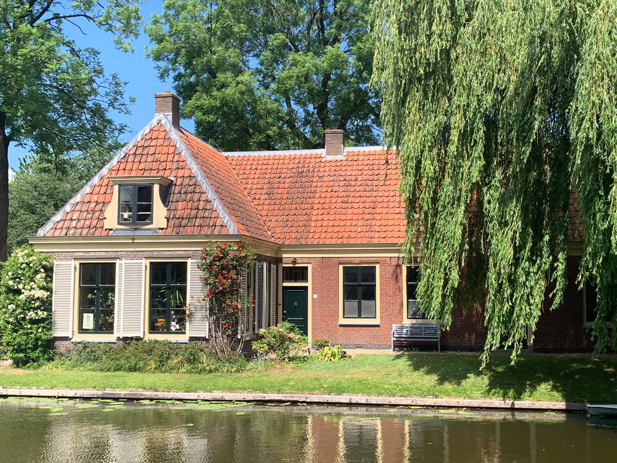 Не могу отказать себе в удовольствии разместить здесь фото "вражеского" голландского домика, который мне очень нравится / фото автора