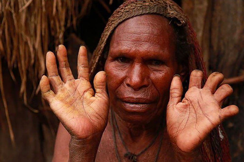Африканские людоеды. Племя новая Гвинея Дани Гвинея. Племена каннибалов новой Гвинеи. Папуа новая Гвинея женщины племени Дани.