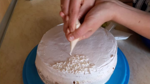 Как украсить торт с помощью трафарета