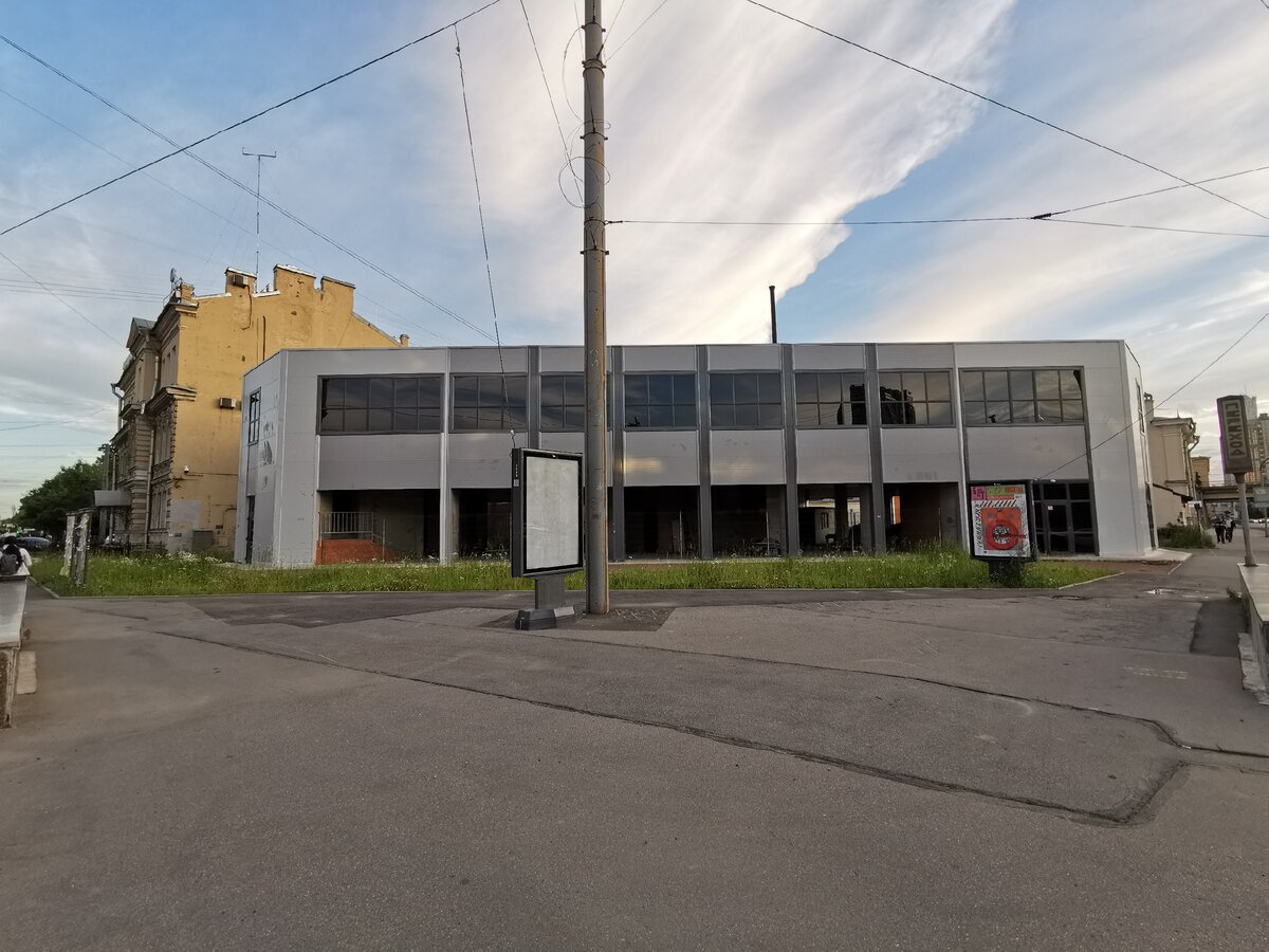 За этой неказистой постройкой и будет построен вестибюль «Лесной-2».