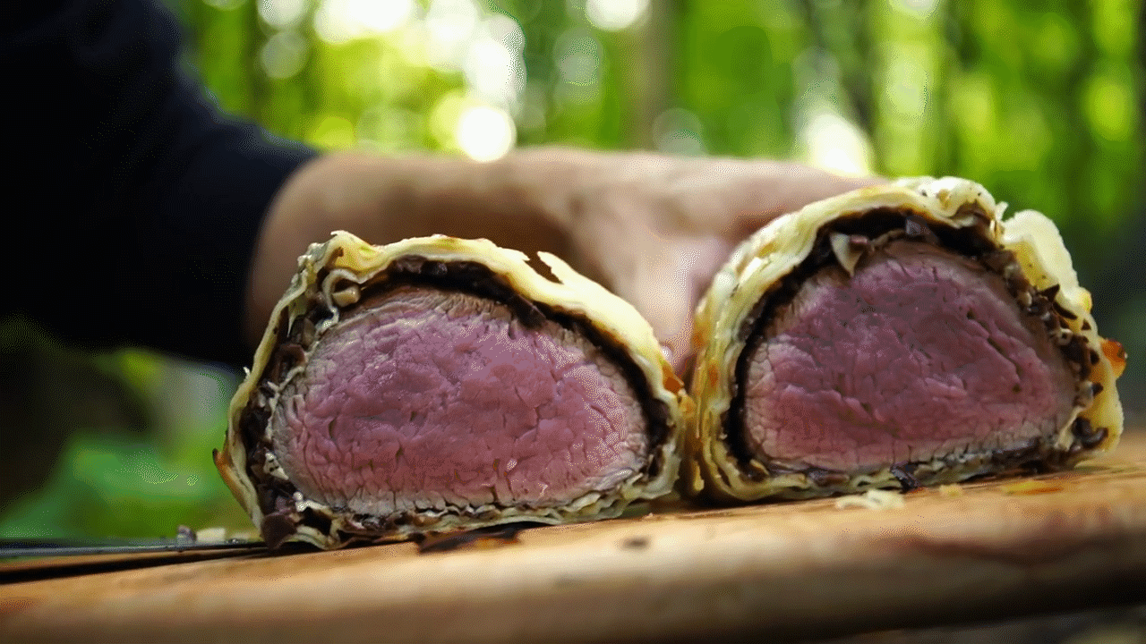 Нежнейшая говядина "Веллингтон", приготовленная в тонком тесте с оливками и шампиньонами.   