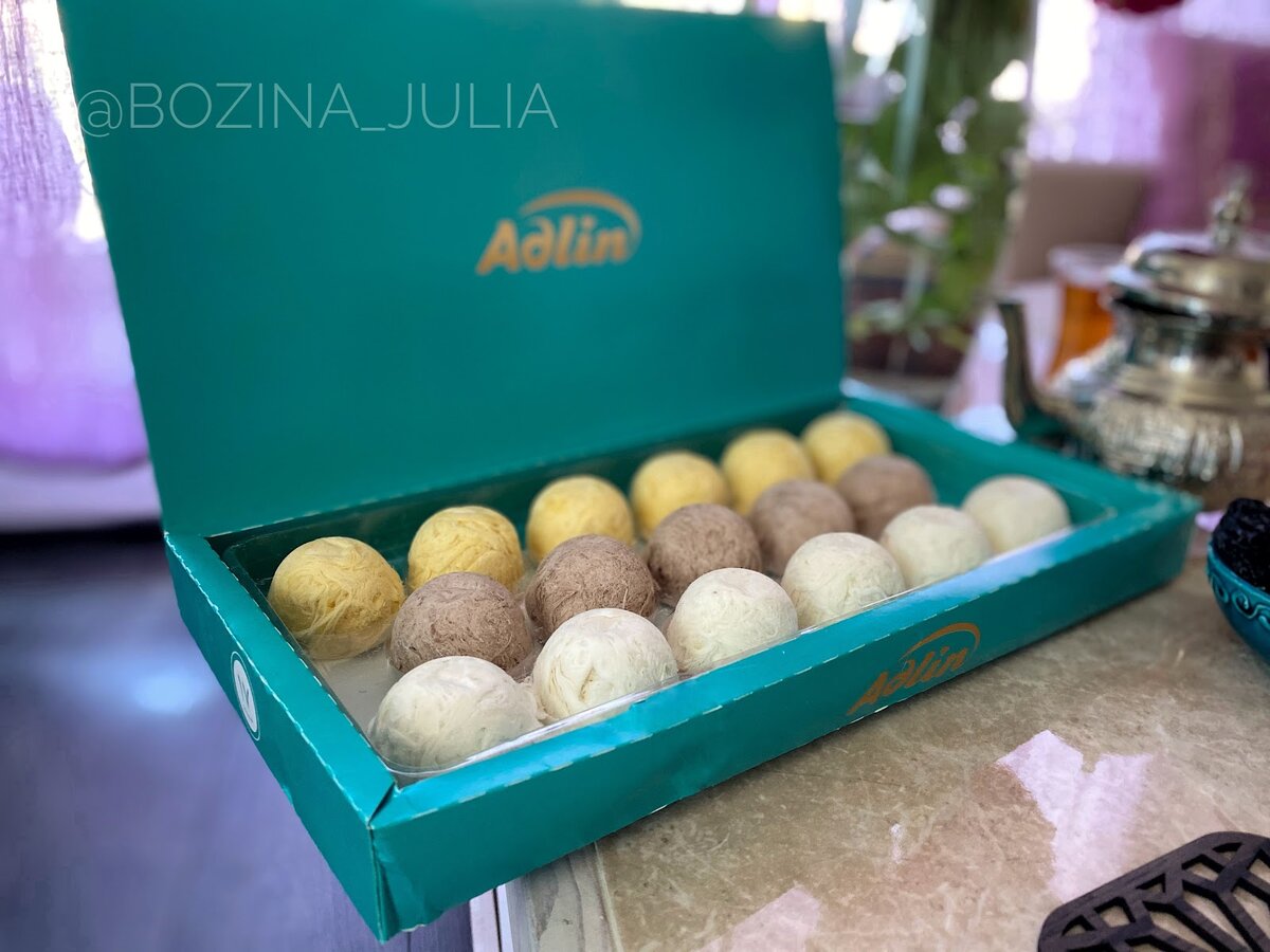 В коробке три разных вкуса: ваниль, какао и шафран