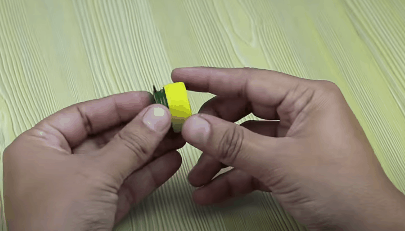 Отрезать горлышко пластиковой бутылки