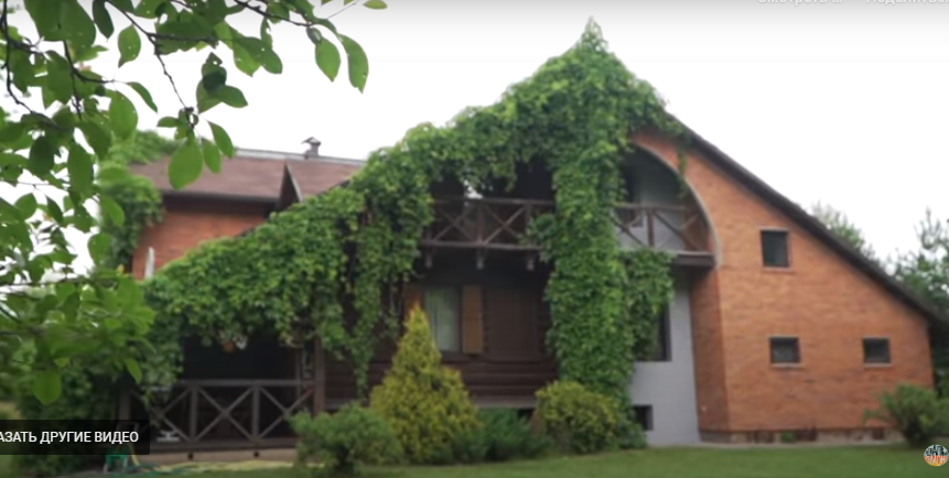 Дом теперь с новой верандой.