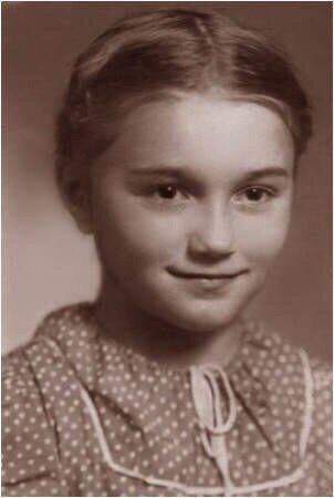 Тамара Синявская - школьница. Фото взято из открытого источника в Интернете. https://sun9-23.userapi.com/c852220/v852220792/16596a/Qi0EJUpeQrU.jpg