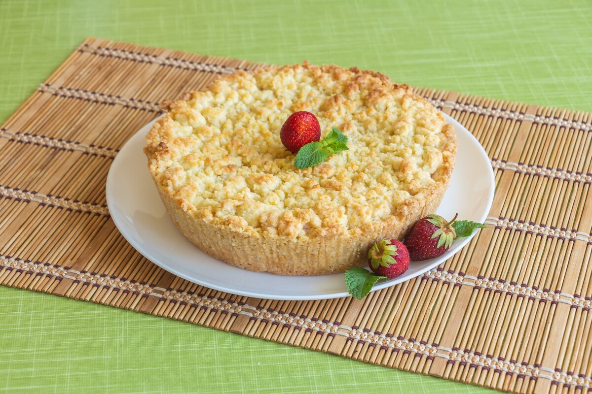 Творожная сбричолата с клубникой.