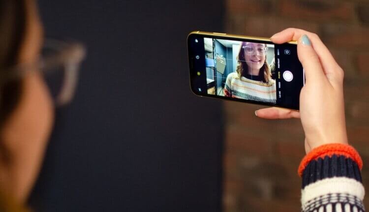 Любите снимать селфи, но не любите эффект инверсии? iOS 14 всё исправит 