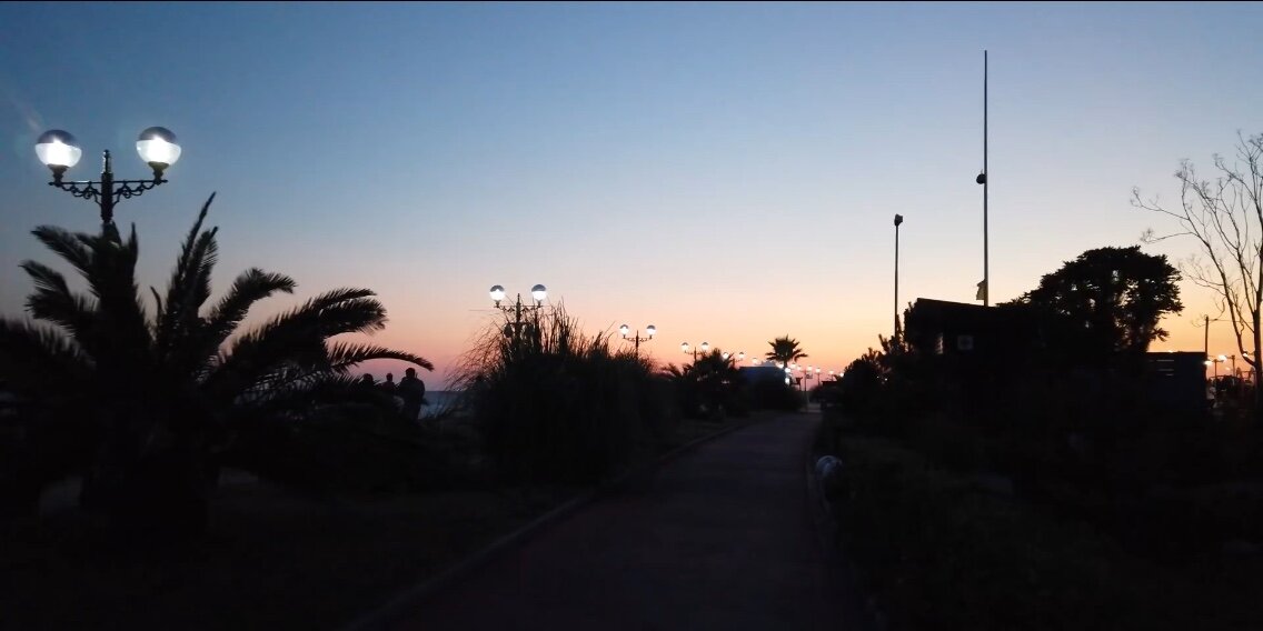 В Сочи  очень приятно гулять по вечерам