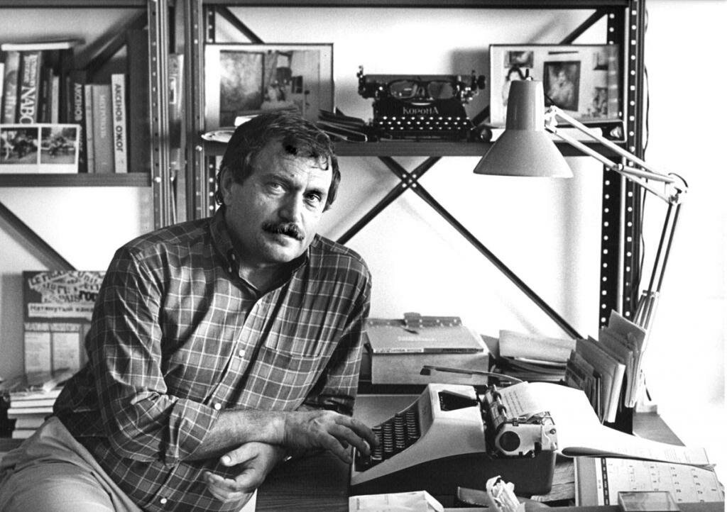 Василий Аксенов родился в славной столице Татарстана – городе Казани – в 1932 году. Отца его звали Павел Аксенов, он был довольно известным человеком в Казани – являлся председателем горсовета и, по совместительству, членом бюро местного обкома КПСС. Мама, Евгения Гинзбург, работала журналисткой, заведующей отделом культуры в одной из газет, преподавала в педуниверситете. Имя матери Василия Аксенова сегодня достаточно известно: она, пройдя сталинские лагеря и ссылки (в общей сложности – восемнадцать лет), написала об этом книгу воспоминаний «Крутой маршрут».
Помимо Васеньки, в семье было еще двое старших детей: Алеша, сын Евгении Соломоновны от первого брака, и Майя, дочка Павла Васильевича – тоже от первого брака. Несмотря на то что все трое детей не были единокровными, жили они дружно. 
Детские годы Васи нельзя назвать счастливыми. Когда ему было всего пять лет, наступил страшный 1937 год – год террора и смертей, арестов и расстрелов. Обоих Васиных родителей (сначала мать, а затем и отца) тоже обвинили в предательстве, измене Родине и арестовали как врагов народа. Их обоих осудили сначала на десять лет. Старших детей – Алешу и Майю – забрали родственники, Васю тоже хотели забрать его бабушки, но этого по какой-то причине позволено не было, и пятилетний мальчик, росший в любви и заботе, отправился в детский дом для детей заключенных. В этом заведении малыш провел год – до тех пор, пока брат его отца, дядя Андреян, не смог правдами и неправдами добиться разрешения и забрать Васю к себе. Это оказалось делом нелегким, ведь предварительно пришлось еще потрудиться, отыскивая Васины следы – из Казани мальчика отправили в Кострому. Тем не менее это страшное время, наконец, осталось в прошлом, и для Васи наступил относительно мирный период жизни у дяди с тетей.