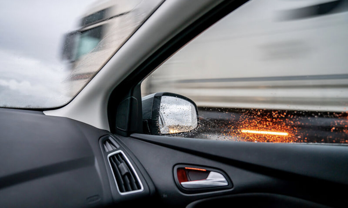 На вопрос читателя отвечает начальник Главного управления по обеспечению безопасности дорожного движения МВД России генерал-лейтенант полиции Михаил Черников.