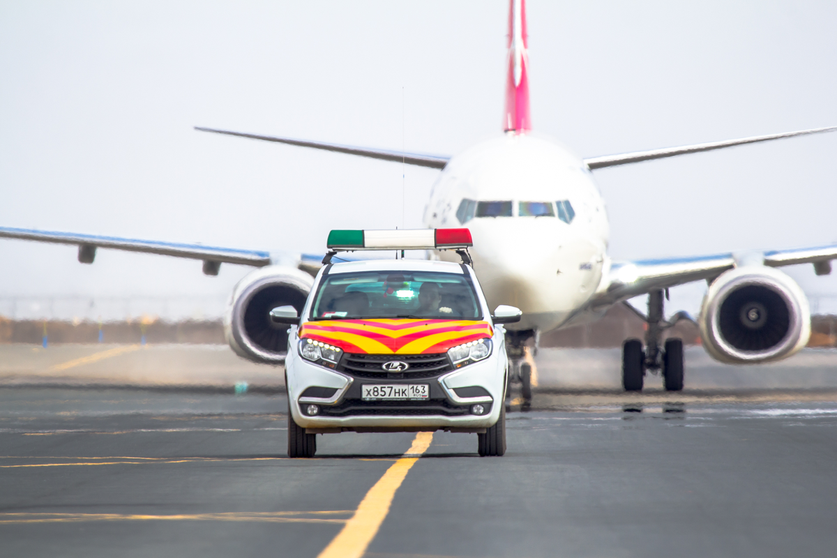 Airport cars. Машина сопровождения самолета. Машина сопровождения в аэропорту. Машины службы аэропорта. Автомобиль сопровождения воздушных судов.