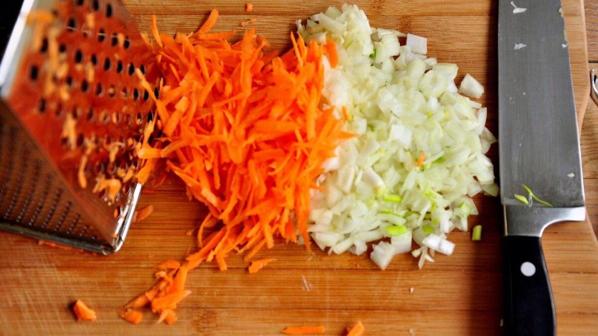 Нарезаем лук и натираем морковь