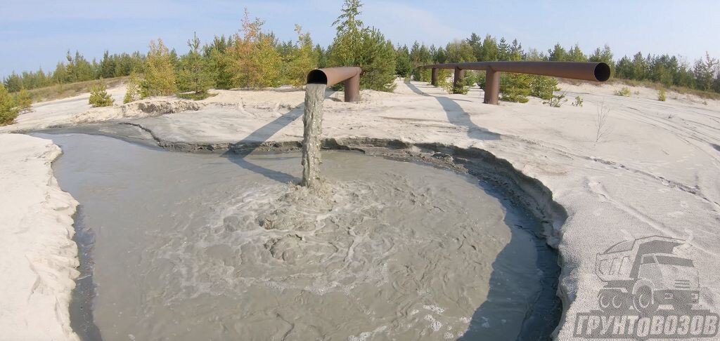 Через такие трубы песок поступает на эфельные отвалы, где его складируют и хранят
