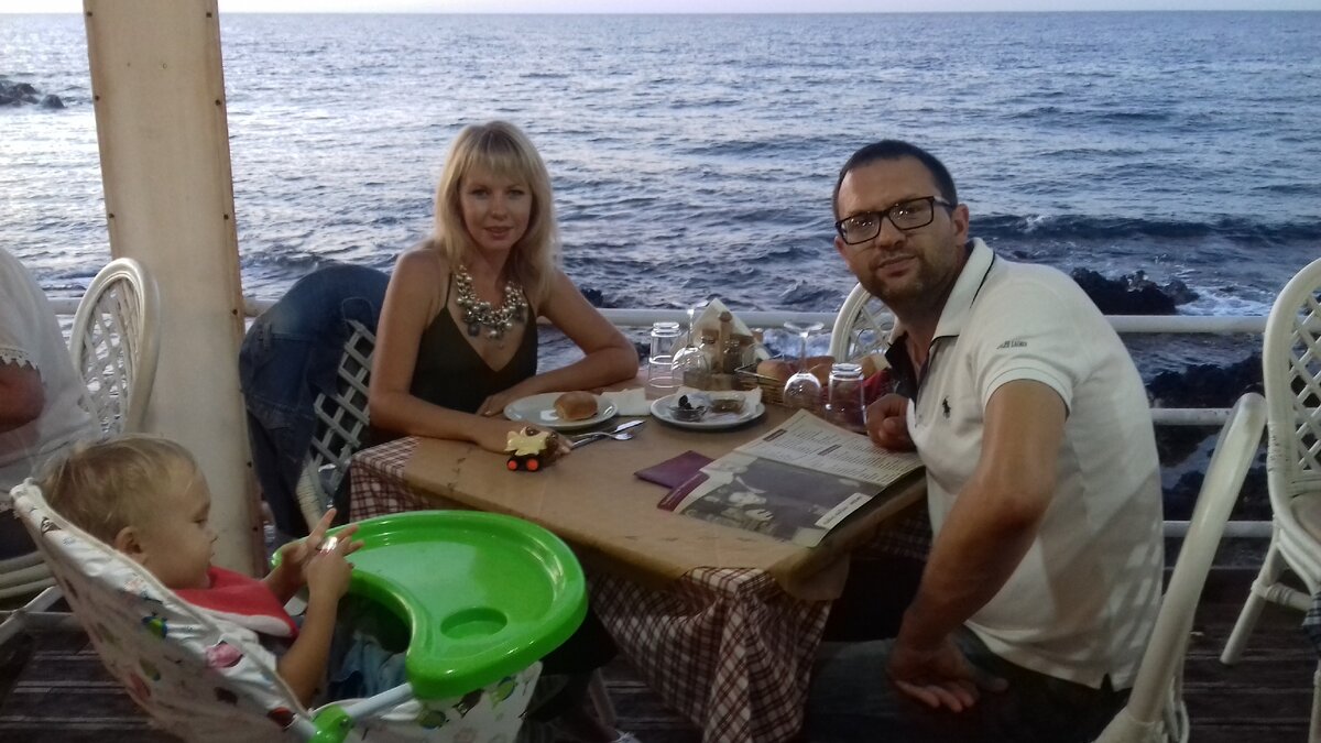 Ужин с видом на море - само по  себе прекрасно, а тут еще и бесплатно что-нибудь приносят (на фото я и моя семья в одной из критских таверн)
