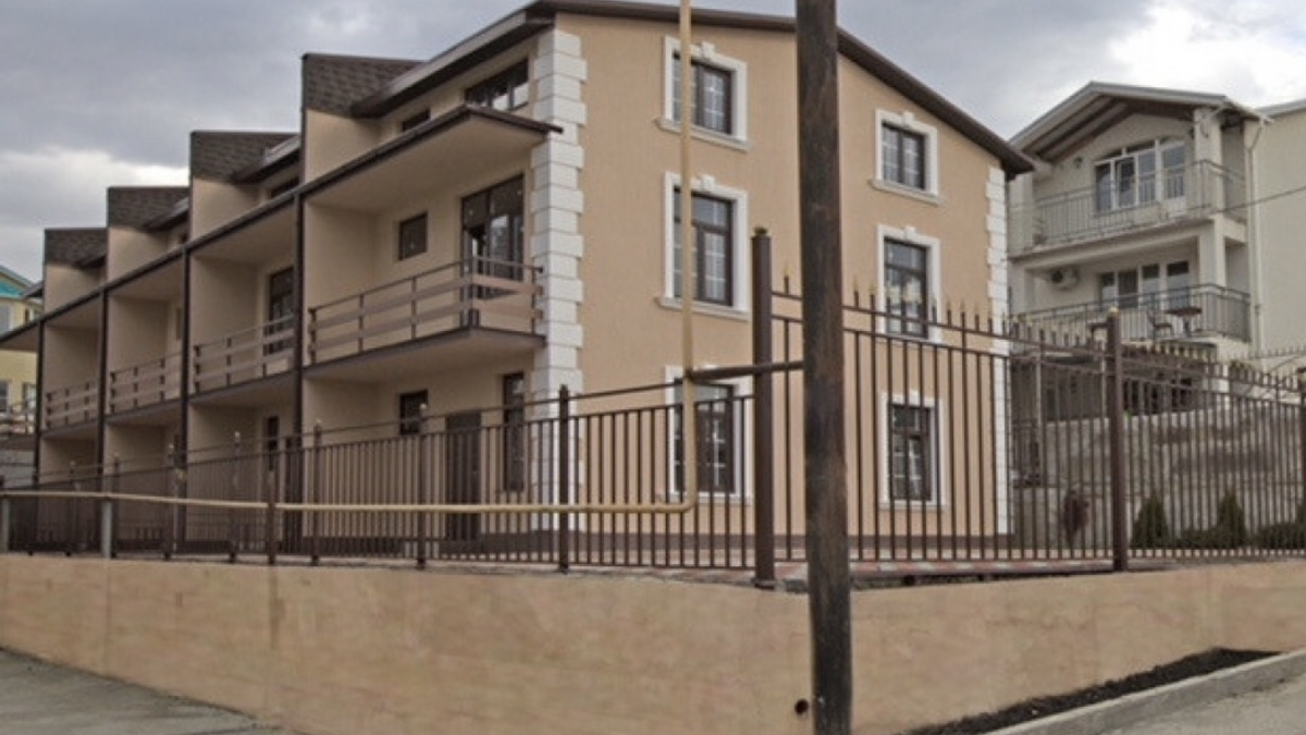 Фасад дома с танхаусами в Сочи