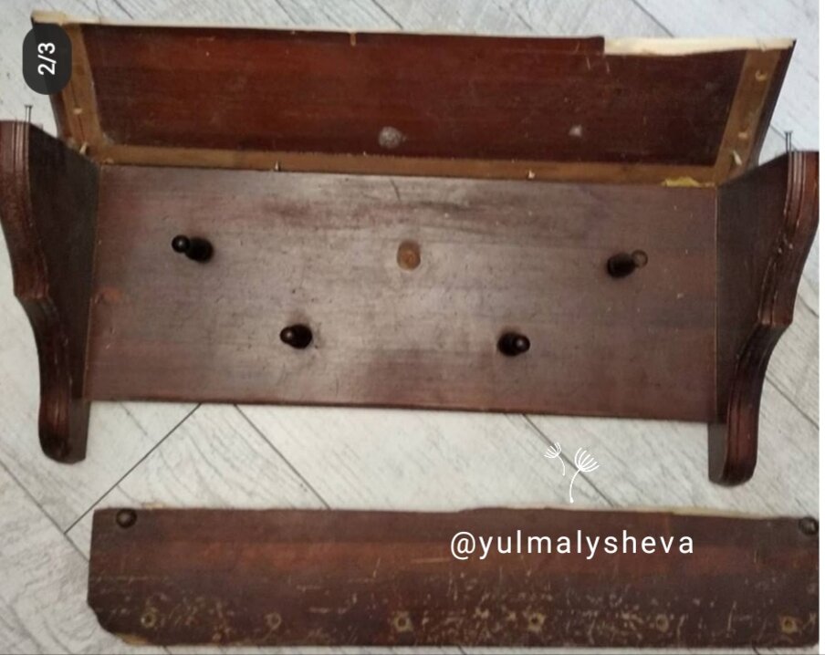 Деревянная винтажная полка была сломана