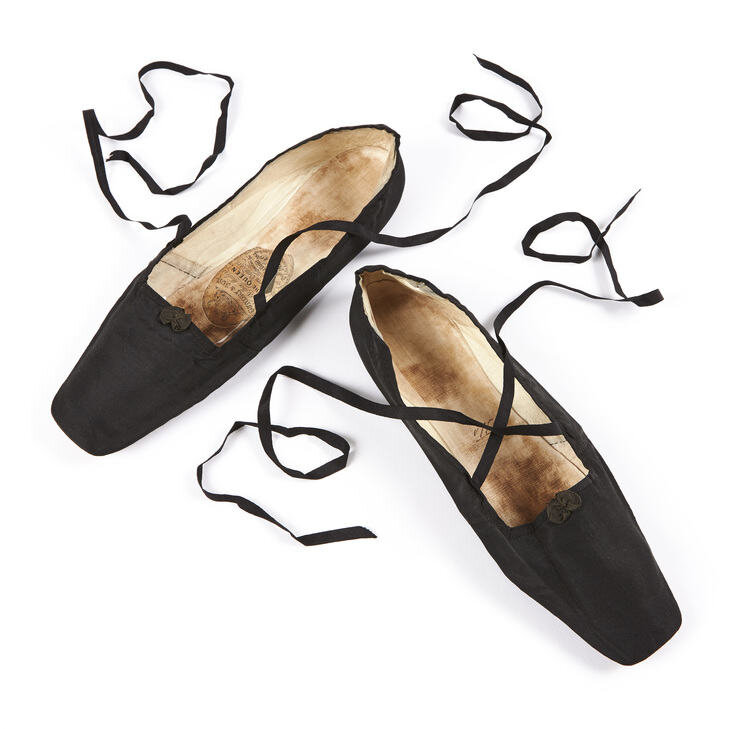 Черные атласные туфли королевы Виктории.