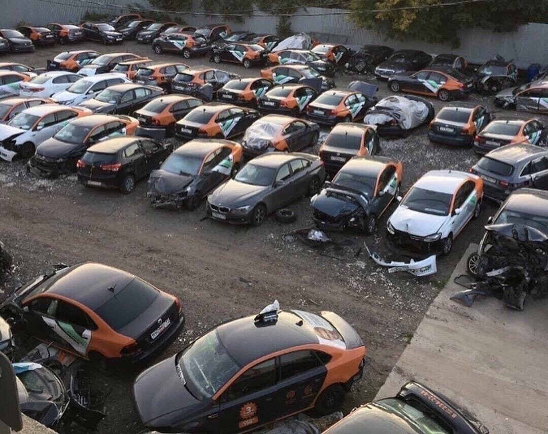 Фото из свободных источников. У каждого оператора каршеринга - есть своё автомобильное кладбище. Обратите внимание на количество сильно разбитых машин. Это не банальные царапины при парковке.