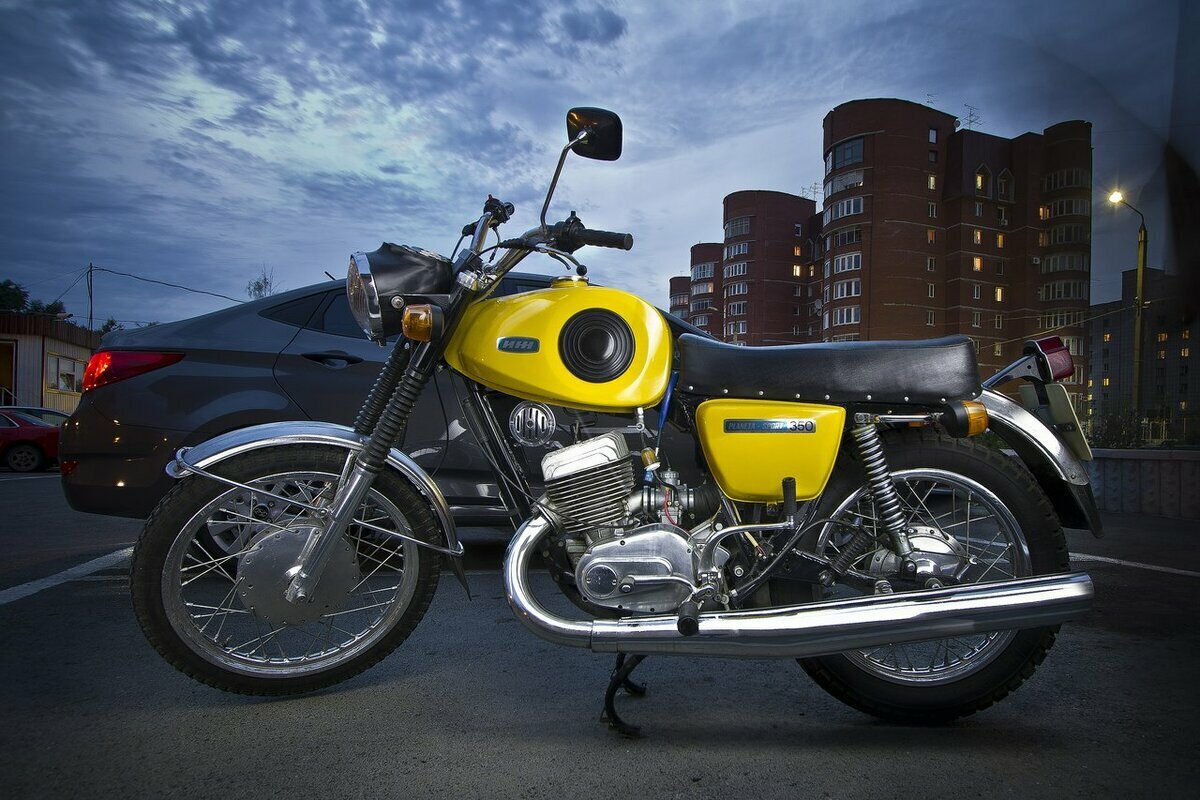 В 1973 году Ижевский завод удивил советских мотоциклистов первым серийным спортивным мотоциклом «Иж Планета Спорт». Мотоцикл был очень непохожим на собратьев как внешне, так и по конструкции. Внешне Иж-ПС был очень похож на японские мотоциклы середины 1960-х годов (например Suzuki T250 Super Six 1966 года, Yamaha 350R5 1970 года, Kawasaki A1 Samurai 1966 года). Благодаря высокому техническому уровню конструкции и качеству изготовления «Иж Планета Спорт» экспортировались во многие страны мира. Особенно популярны они были в Великобритании, Нидерландах и Финляндии, где успешно конкурировали с «Явами» и мотоциклами СZ [источник не указан 37 дней]. 
В момент начала выпуска мотоцикл стоил около 1050 рублей, последующие партии стали продаваться по 1000 рублей. Мотоцикл продержался на конвейере до 1984 года, после чего был снят с производства. Среди советских мотоциклистов наиболее высоко ценились «Иж ПС» первых лет выпуска, которые стоили дорого даже в десятилетнем возрасте.