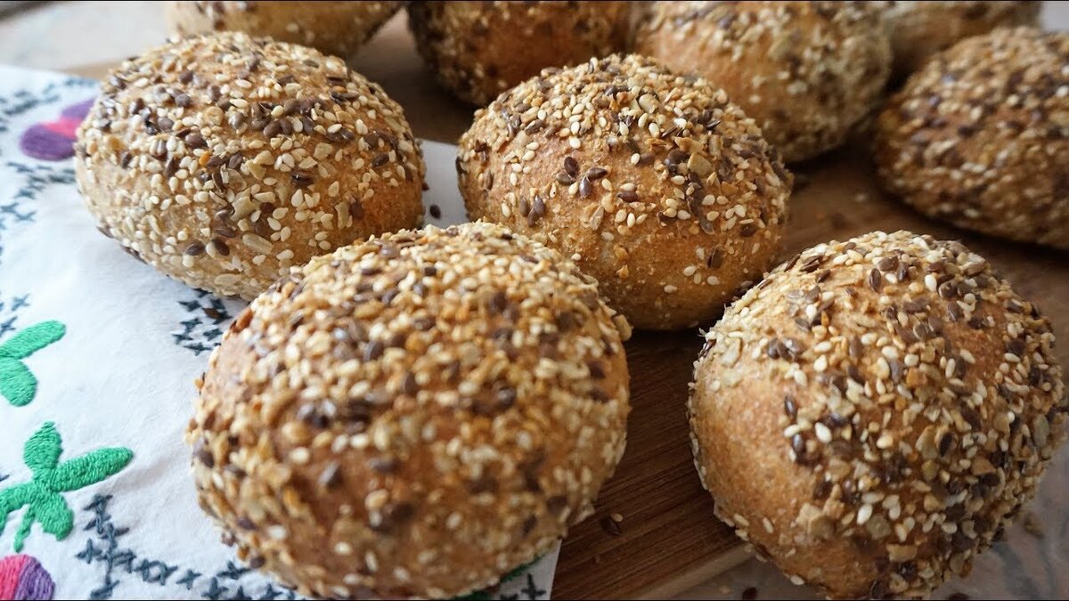 Выпечка из цельнозерновой муки темная и более тяжелая. 