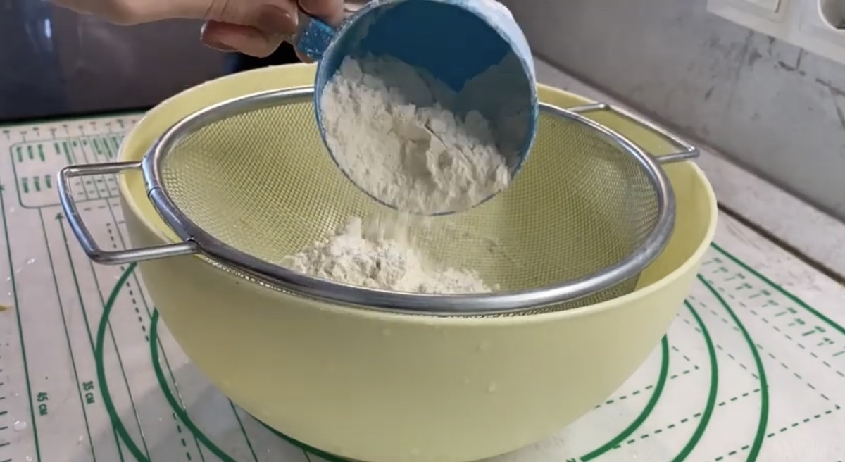 Начинаем с просеивания муки. 