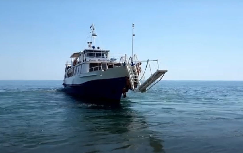В Солнечногорске на центральном пляже есть маленький морской порт, в который прям к берегу без пристани причаливает теплоход, что если честно мы видели впервые. Местная детвора очень любит  зацепиться за теплоход и отчалить не далеко от берега, что я считаю очень ОПАСНО (лучше не повторять)