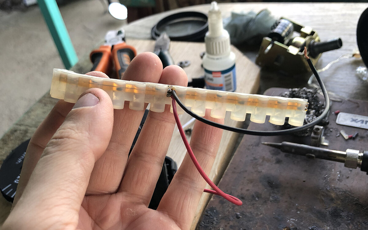 Припаял два провода к светодиодной ленте посередине, чтобы вывести их в родное отверстие, где раньше была лампочка.