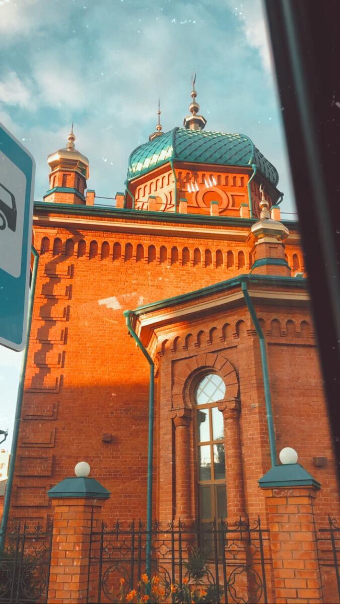 Москва тебя, конечно, примет. Если ты ребёночек богатенького папочки.