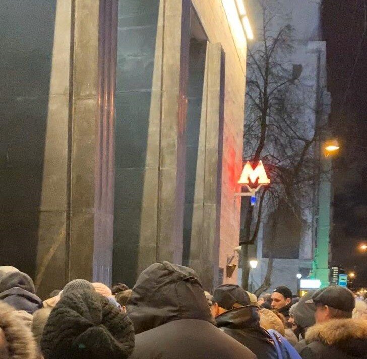 Типичная толкучка на входе в Метро